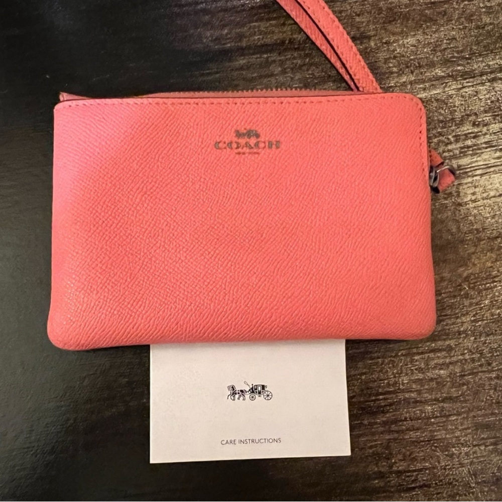 Pink 🌸 coach wristlet (C11)